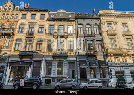 Façades de bâtiments le long de la rue de la Régence dans le quartier du Sablon de Bruxelles, Belgique Banque D'Images