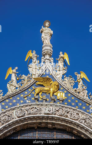 Frontispice et sculptures faites de marbre et d'or sur la basilique San Marco. Dans la ville de Venise, l'historique et étonnante cité marine. Banque D'Images