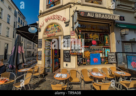 Au Brasseur une Bruxelles juste à côté de la Grand Place bar vendant beaucoup de différents types de bière belge, Bruxelles, Belgique Banque D'Images