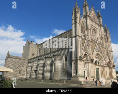 Vue de la façade gothique de la cathédrale d'Orvieto, un chef-d construction religieuse du 14e siècle avec des spires, Rose & ornate stone Banque D'Images