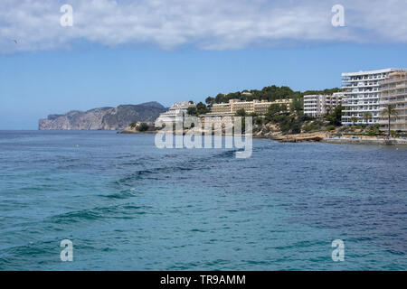 SANTA PONSA, Mallorca, Espagne - 29 MAI 2019 : hôtels en bord de mer et les immeubles à appartements de la mer le 29 mai 2019 à Santa Ponsa, Mallorca, Espagne. Banque D'Images