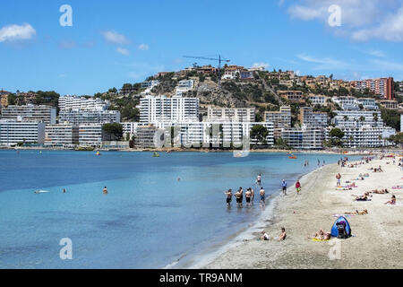 SANTA PONSA, Mallorca, Espagne - 29 MAI 2019 : plage de sable fin sur une journée ensoleillée avec des personnes 29 mai 2019 à Santa Ponsa, Mallorca, Espagne. Banque D'Images