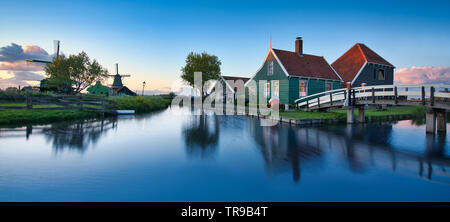 Photo de l'moulings à Zaanse au coucher du soleil Banque D'Images