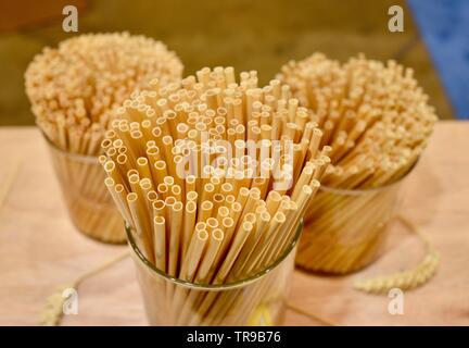Assortiment de pailles naturel fabriqué à partir de tiges de blé dans les pots à l'affiche au stand de paille foin au niveau National Restaurant Association Show qui a eu lieu à Chicago, IL, USA Banque D'Images