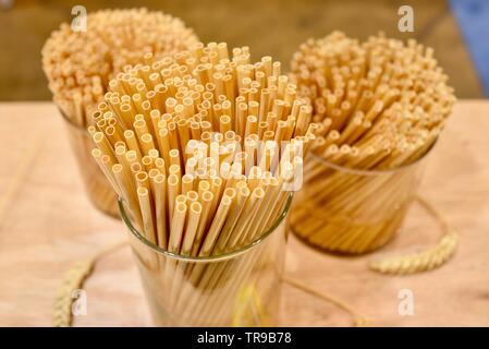 Assortiment de pailles naturel fabriqué à partir de tiges de blé dans les pots à l'affiche au stand de paille foin au niveau National Restaurant Association Show qui a eu lieu à Chicago, IL, USA Banque D'Images