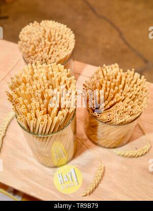 Assortiment de pailles naturel fabriqué à partir de tiges de blé dans les pots à l'affiche au stand de paille foin au niveau National Restaurant Association Show qui a eu lieu à Chicago, IL, USA Banque D'Images