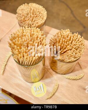 Assortiment de pailles naturel fabriqué à partir de tiges de blé dans les pots à l'affiche au stand de paille foin au niveau National Restaurant Association Show qui a eu lieu à Chicago, IL, USA Banque D'Images