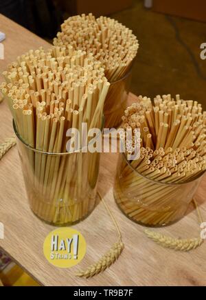 Assortiment de pailles naturel fabriqué à partir de tiges de blé dans les pots à l'affiche au stand de paille foin au niveau National Restaurant Association Show qui a eu lieu à Chicago, IL, USA Banque D'Images