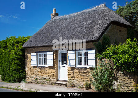 ABBOTSBURY, UK - Mai 22th, 2019 : Le village d'Abbotsbury est composé d'une longue rue de maisons en pierre, dont un grand nombre sont, avec un peu de chaume datant de Banque D'Images
