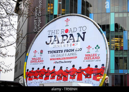 WRU Welsh Rugby Union européenne "La route vers le Japon' annonce affiche à l'extérieur de la bibliothèque centrale de Cardiff pour la vente des billets pour le pays de Galles/Irlande et Pays de Galles v Angleterre Pays de Galles Banque D'Images