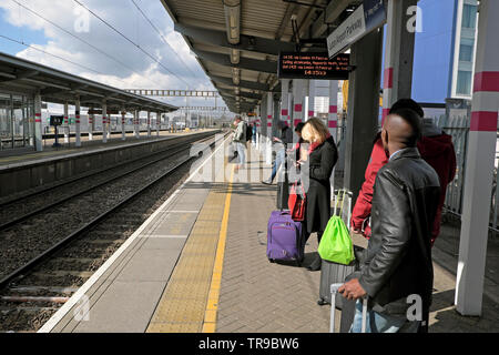 Passagers attendant le service ferroviaire sur la plate-forme à l'aéroport de Luton Parkway gare de Londres Angleterre Royaume-uni GB Grande-bretagne KATHY DEWITT Banque D'Images