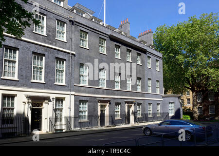 Londres, Angleterre, Royaume-Uni. Downing Street, vide. N° 11, à gauche, Pas de droite 10 Banque D'Images