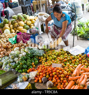 Femme vendant des légumes, San Ignacio, Belize Banque D'Images