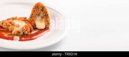 Boules de riz frit Arancini sur fond blanc, l'image panoramique, de l'alimentation de rue typique de Sicile Banque D'Images