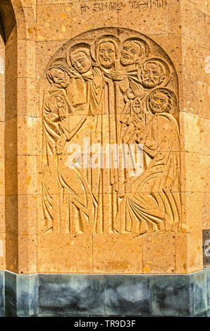 Images de saints martyrs sont sculptés sur le mur de l'ovale portal à l'entrée de l'église de Saints Martyrs dans le village de Teghenik en Arménie Banque D'Images