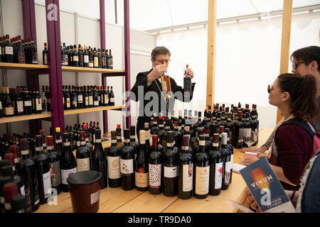 ALBA, ITALIE - 28 avril 2019 : Sommelier et dégustation de vins traditionnels de personnes au Vinum Piémont en Italie l'Europe, du vin et de l'alimentation afficher l'événement d'Alba. Banque D'Images