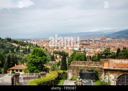 Vue panoramique de Florence San Miniato al Monte Eglise pendant la journée Banque D'Images