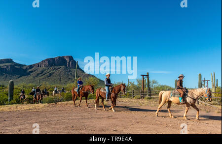 Les clients sur le petit-déjeuner départ à White Stallion Ranch, un ranch juste en dehors de Tucson, AZ. Banque D'Images