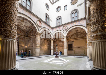 Cour intérieure du Palazzo Vecchio à Florence, servant à la fois d'attraction touristique (musée), et l'Hôtel de ville de Florence, ITALIE - 11 MAI 2019 Banque D'Images