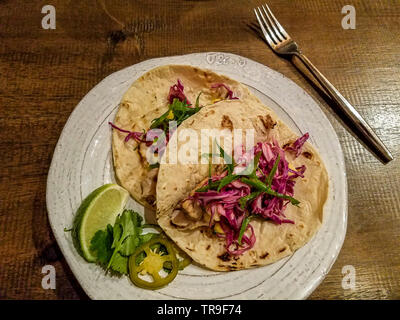 Mahi grillé avec Tacos chou râpé et de la chaux. Banque D'Images