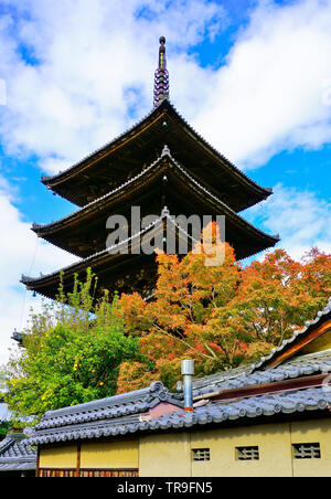 Vue sur le Temple Hokan-ji à l'automne à Kyoto, au Japon. Banque D'Images