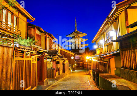 Vue sur le Temple Hokan-ji dans la nuit à l'automne à Kyoto, au Japon. Banque D'Images