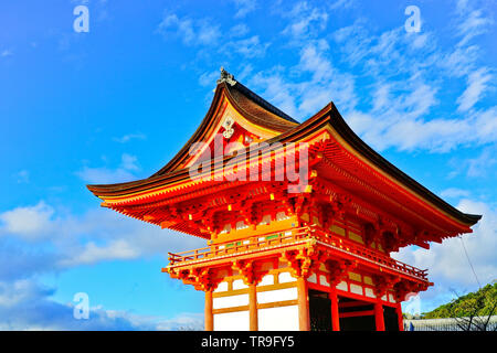 Vue sur le Temple Kiyomizu-dera, un jour ensoleillé, à l'automne à Kyoto, au Japon. Banque D'Images