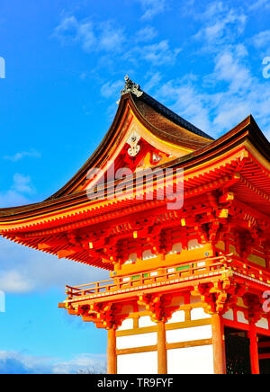 Vue sur le Temple Kiyomizu-dera, un jour ensoleillé, à l'automne à Kyoto, au Japon. Banque D'Images