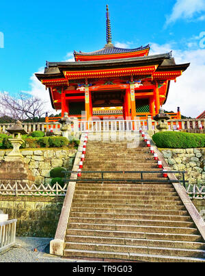 Vue sur le Temple Kiyomizu-dera, un jour ensoleillé, à l'automne à Kyoto, au Japon. Banque D'Images