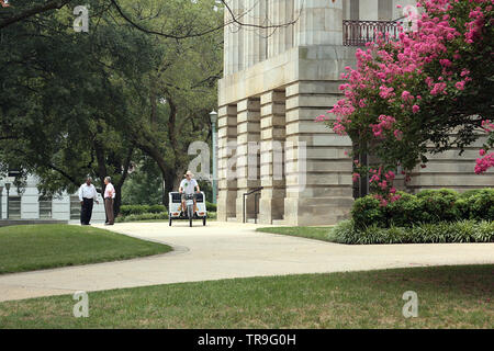 Les gens sur le terrain de la North Carolina State Capitol building à Raleigh, NC, USA Banque D'Images