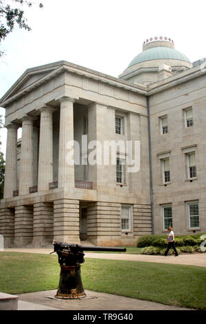 Canon naval espagnol capturé pendant la guerre hispano-américaine pour des raisons de North Carolina State Capitol à Raleigh, NC, USA Banque D'Images