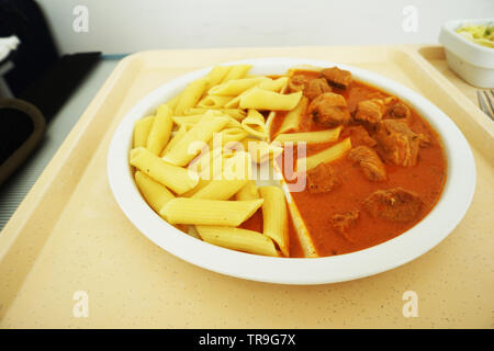 Goulash de sauce et les nouilles servies pour le dîner sur le plateau Banque D'Images