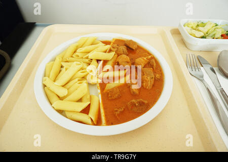 Goulash de sauce et les nouilles servies pour le dîner sur le plateau Banque D'Images