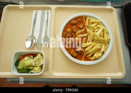 Goulash de sauce et les nouilles servies pour le dîner sur le plateau Banque D'Images