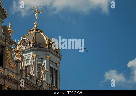 Décoration élégante et riche sur les bâtiments historiques à Grand Place de Bruxelles. Ville accueillante et dynamique et capitale de la Belgique. Banque D'Images