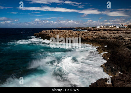 L'état de la mer, le Cala Blanca, près de Ciutadella, Minorque, Espagne Banque D'Images