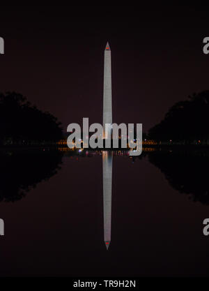 Washington Monument la réflexion par le miroir d'eau à Washington DC, USA la nuit. Banque D'Images