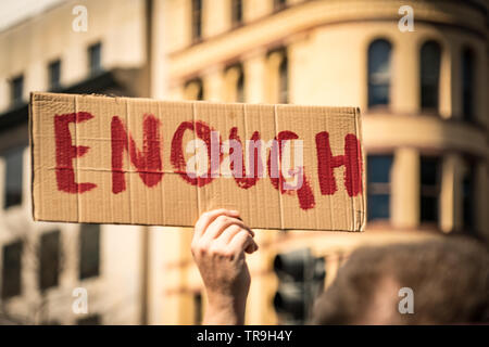 Manifestant contient jusqu'carton panneau disant "assez" au mois de mars pour notre vie rassemblement à Washington, DC, USA le 24 mars 2018. Banque D'Images