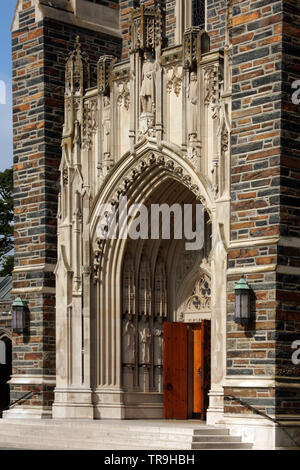 Les détails architecturaux sur l'imposante entrée de Chapelle Duke à Durham, NC, USA Banque D'Images