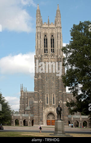 La statue de James B. Duke en face de la chapelle de Duke à Durham, Caroline du Nord, États-Unis Banque D'Images