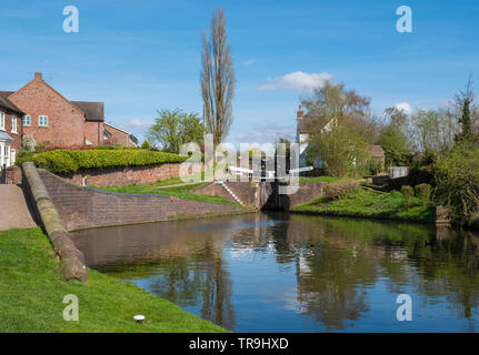 Blocage du canal sur le canal près de Stourbridge, Stourbridge West Midlands, Angleterre, Europe. Banque D'Images