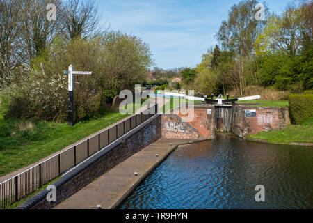 Blocage du canal sur le canal près de Stourbridge, Stourbridge West Midlands, Angleterre, Europe. Banque D'Images