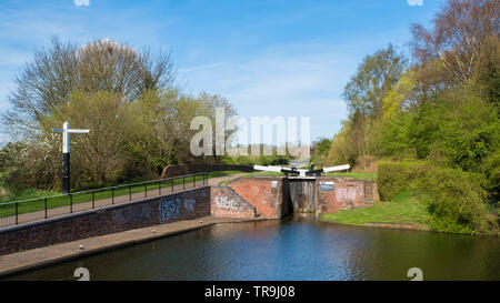 Blocage du canal sur le canal près de Stourbridge, Stourbridge West Midlands, Angleterre, Europe. Banque D'Images