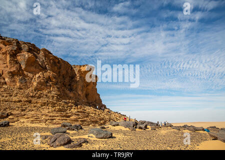 Jebel Peak, une montagne de grès, un isolé entouré par l'appartement désert occidental de soudan avec ciel bleu et nuages blancs Banque D'Images