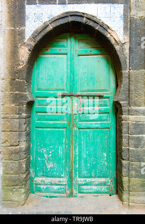 Porte traditionnelle marocaine dans la vieille médina Banque D'Images