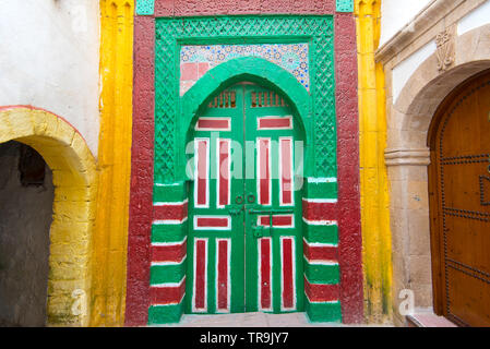 Porte traditionnelle marocaine dans la vieille médina Banque D'Images