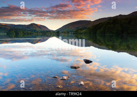 Lever du soleil dans le Parc National du Lake District au lac Grasmere Banque D'Images