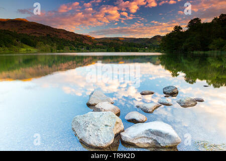 Lever du soleil dans le Parc National du Lake District au lac Grasmere Banque D'Images