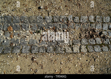 Mur en pierres naturelles ou en briques avec amour égaré photographié dans un parc en Allemagne Banque D'Images