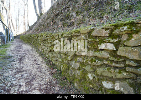 Mur en pierres naturelles ou en briques avec amour égaré photographié dans un parc en Allemagne Banque D'Images